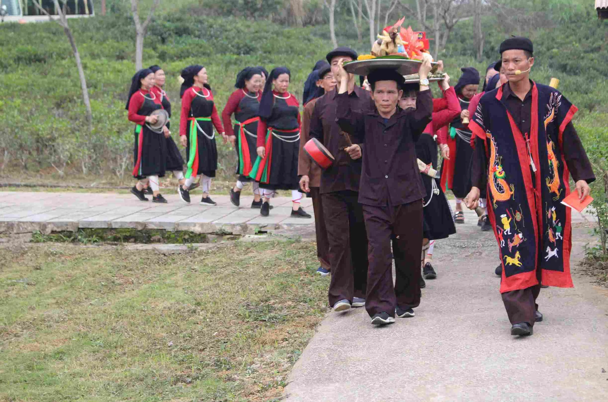 Lễ rước tại Lễ hội xuống đồng của người Cao Lan