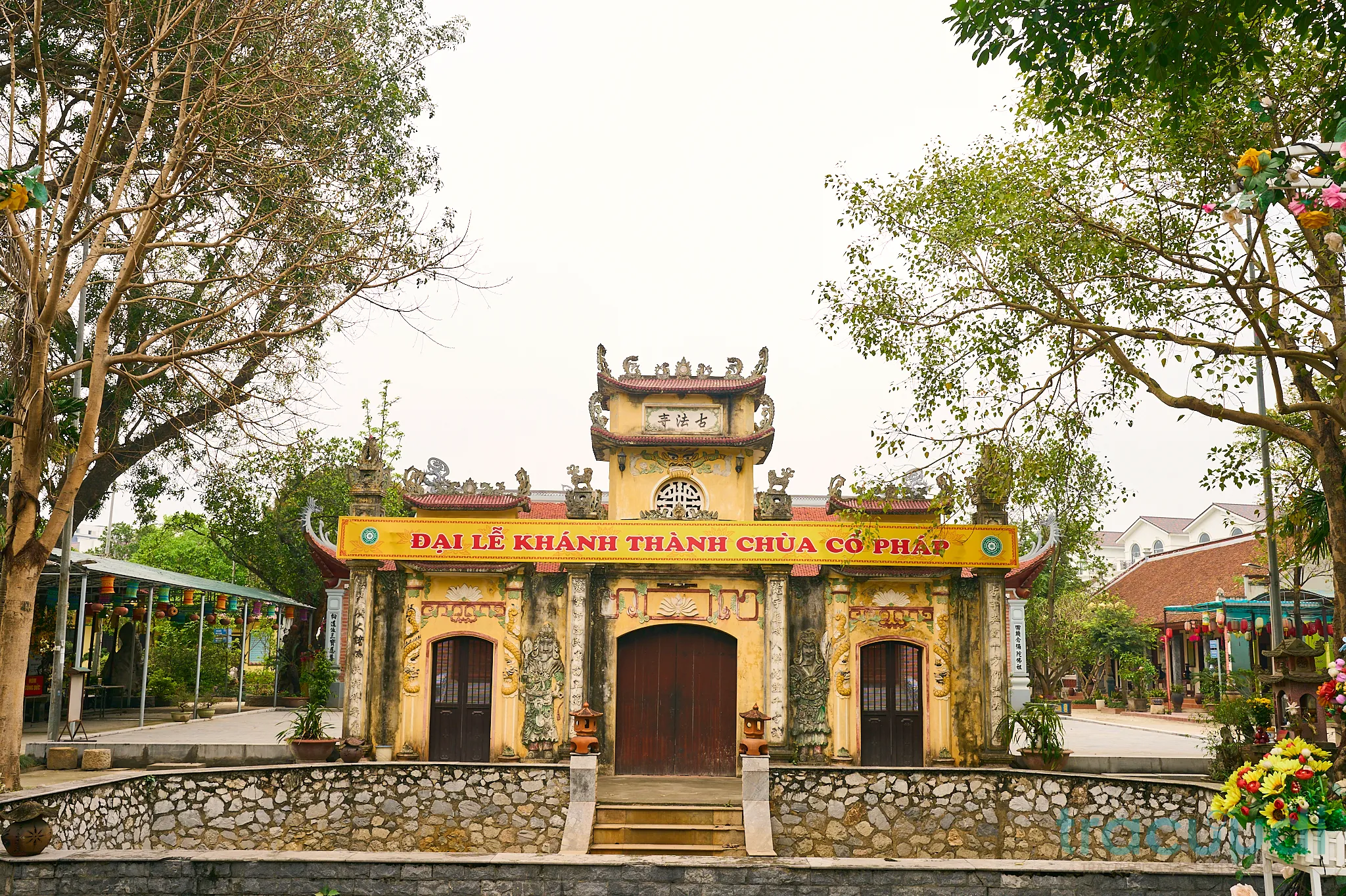 Cảnh quan bên ngoài cổng tam quan di tích Chùa Dận (Chùa Cổ Pháp)