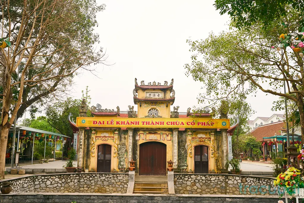 Cảnh quan bên ngoài cổng tam quan di tích Chùa Dận (Chùa Cổ Pháp)