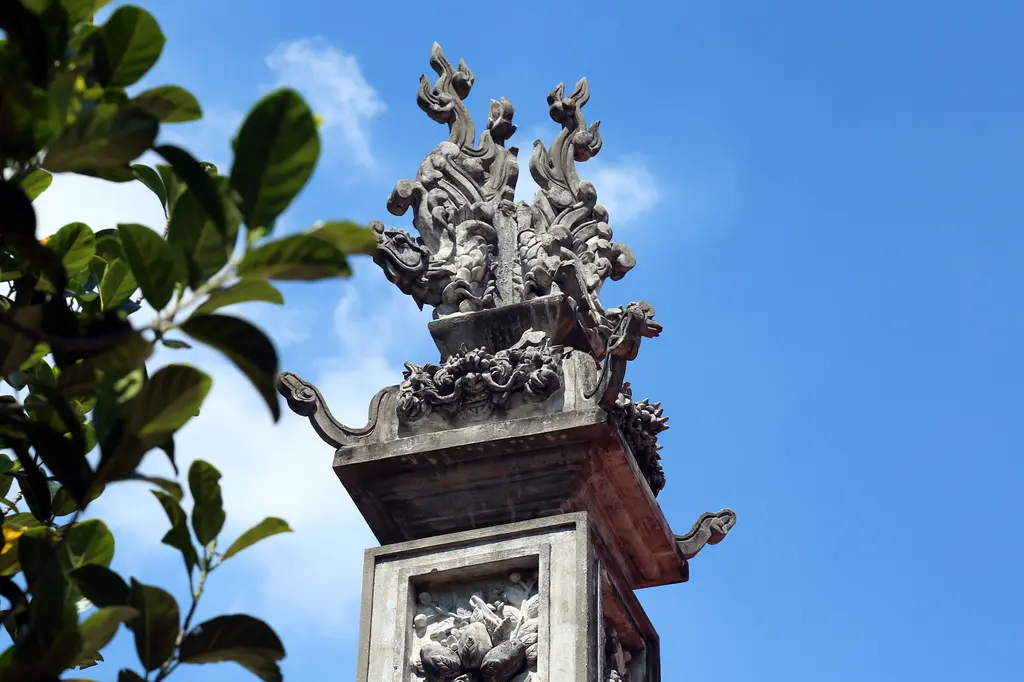 Tạo hình trên trụ biểu chùa Thanh Lâm