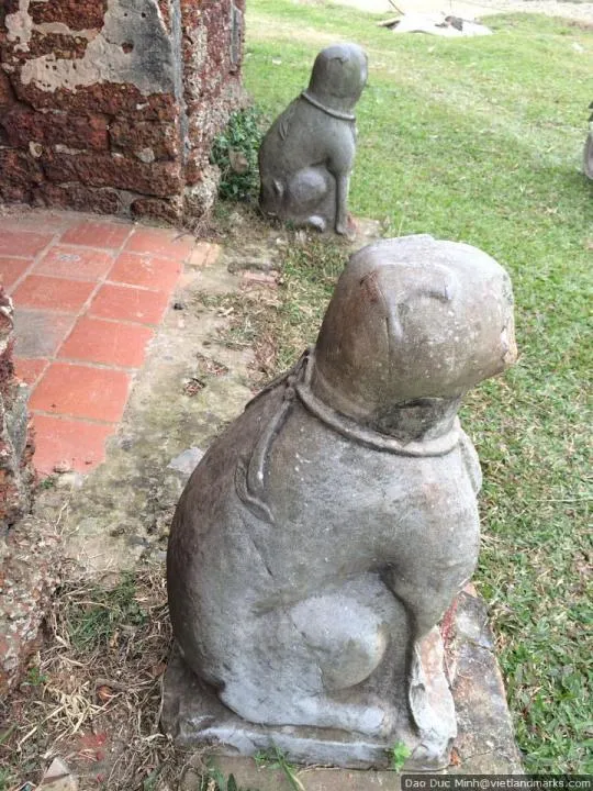 Chó đá trước Lăng Vân Cẩm