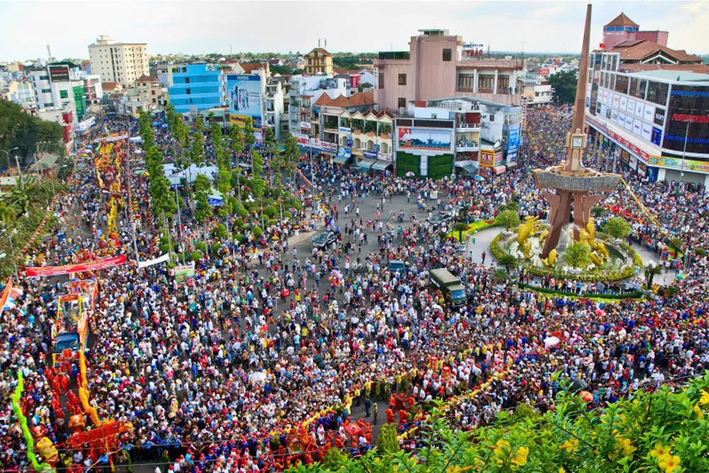 Quang cảnh Lễ hội chùa Bà Thiên Hậu