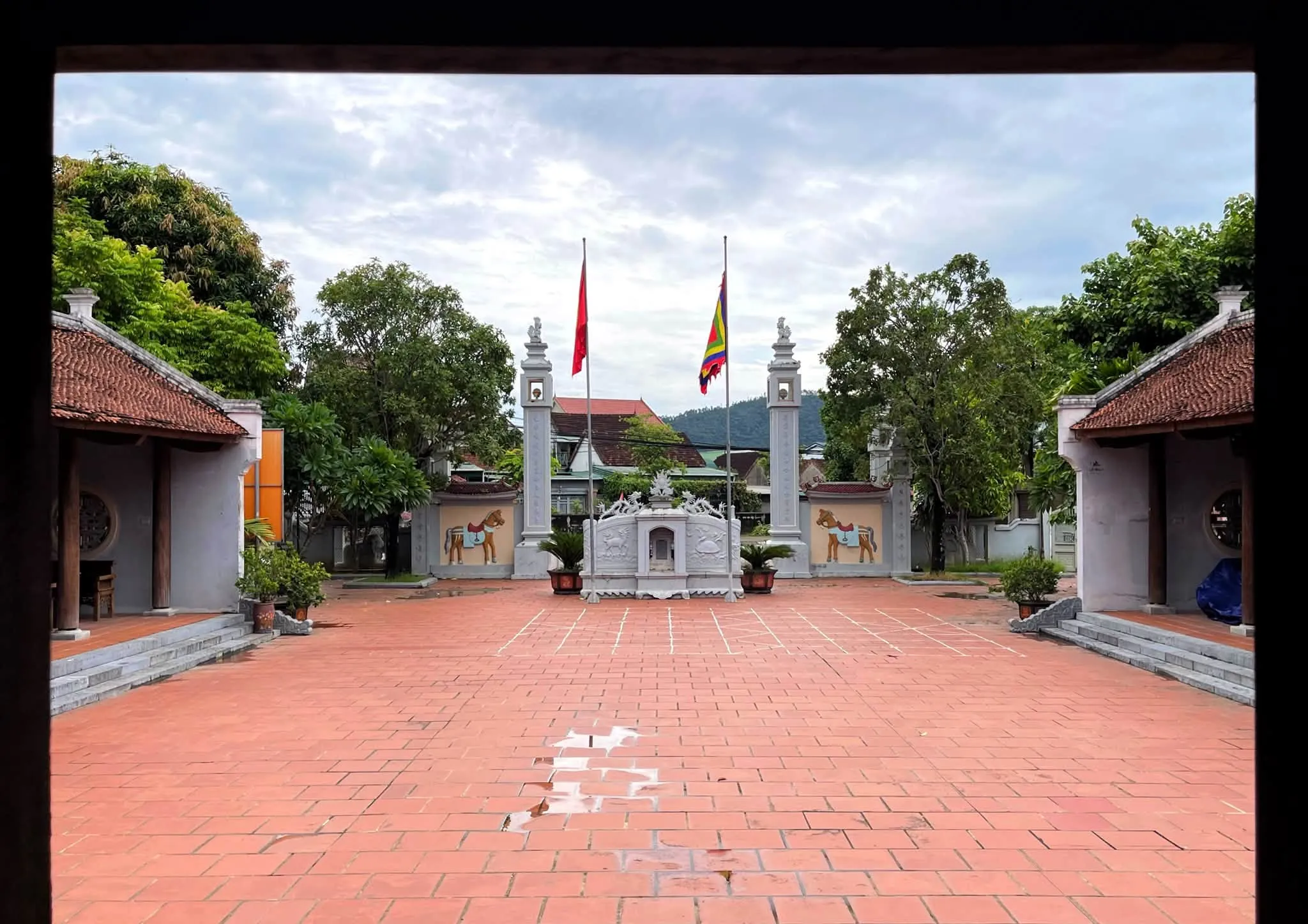 Không gian cảnh quan sân đền Mai Hắc Đế