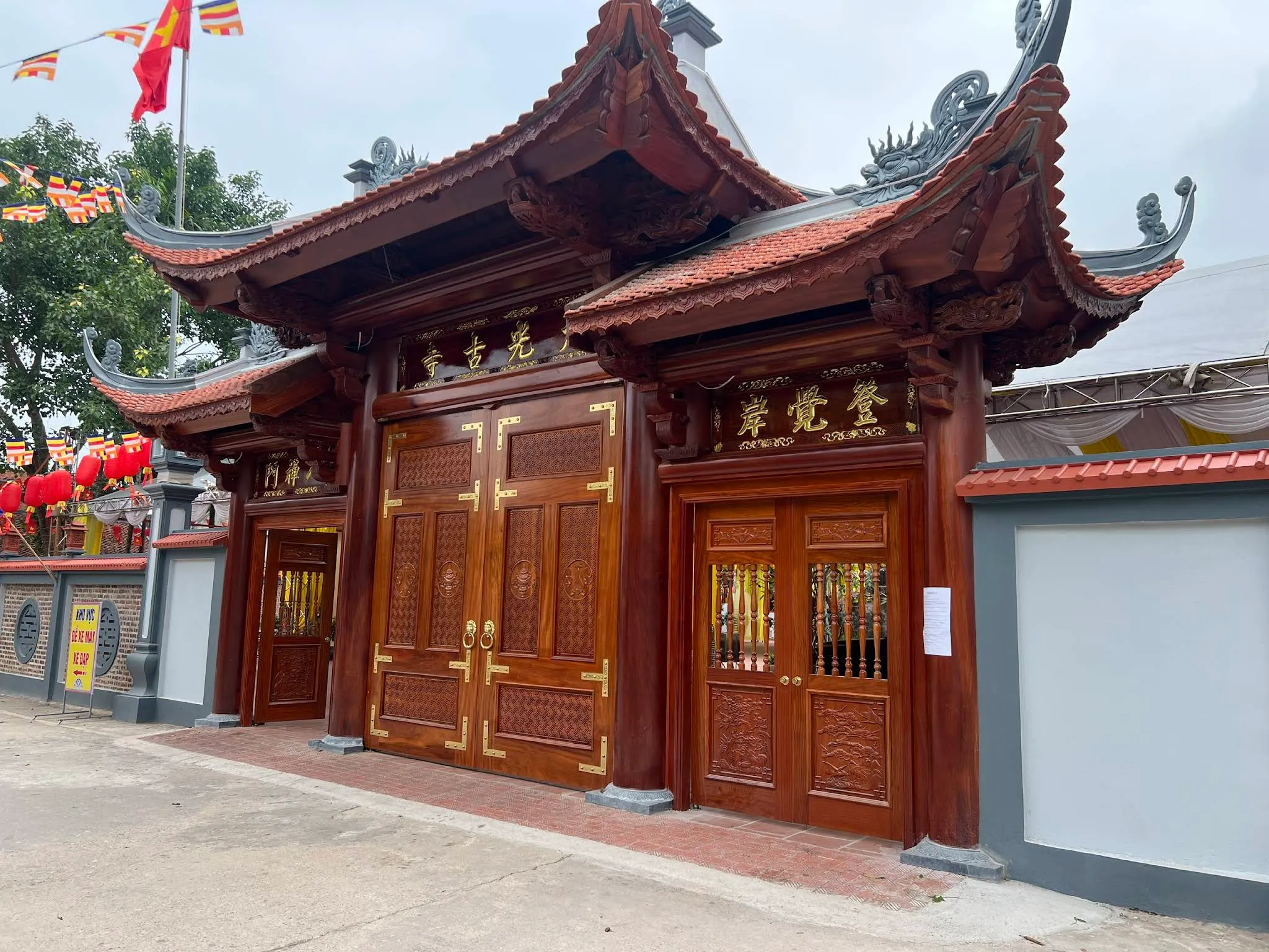 Cổng tam quan Chùa Đại Quang