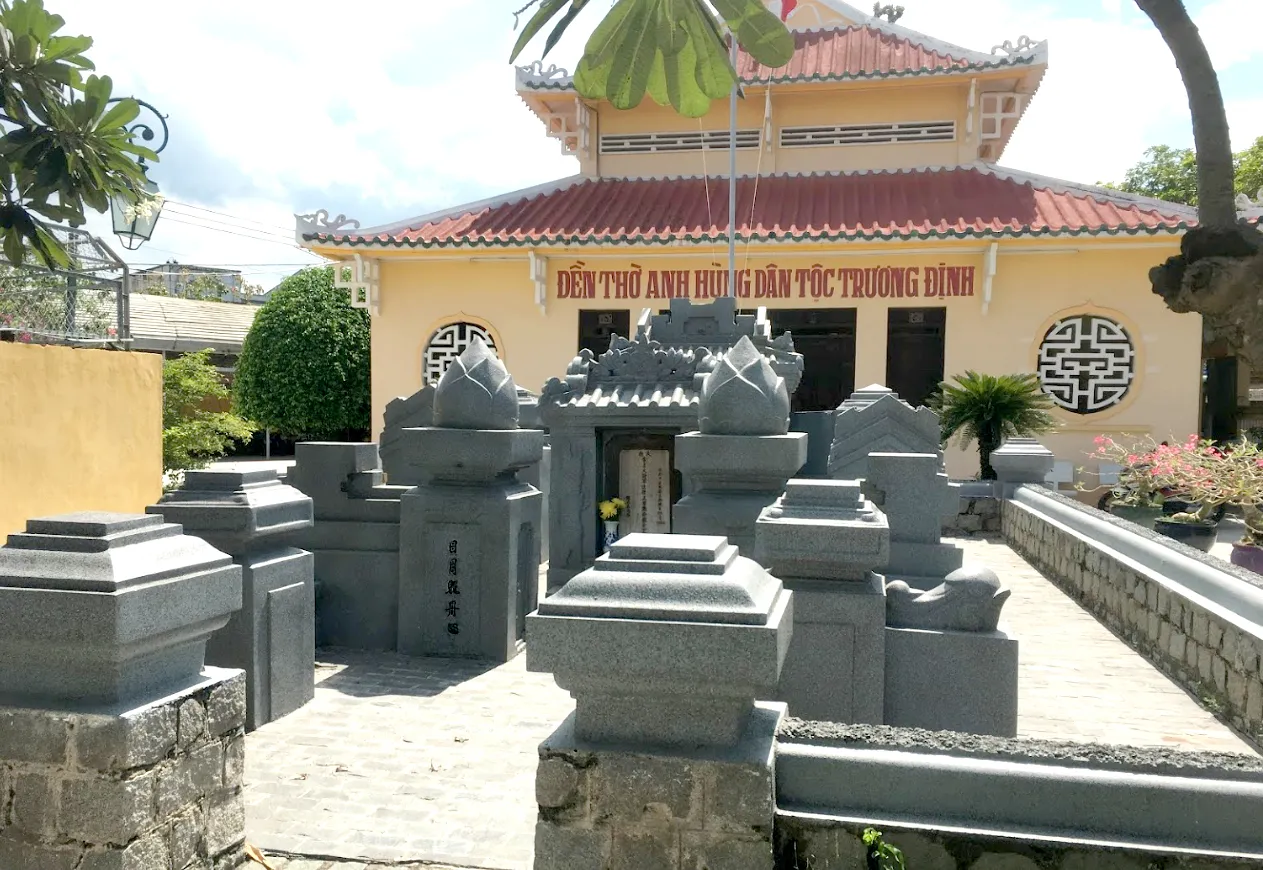 Phần lăng mộ Trương Định mang kiến trúc đặc trưng Nam Bộ