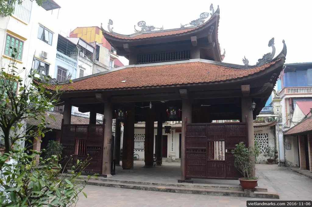 Khuôn viên đình Giảng Võ
