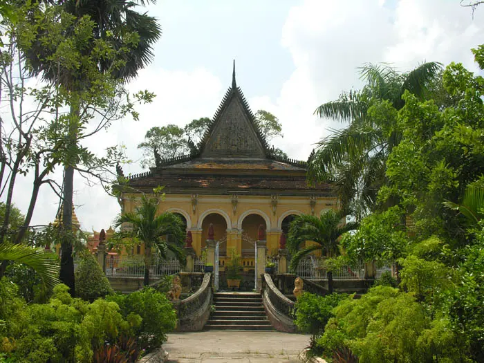Khuôn viên Chùa Kom Pong