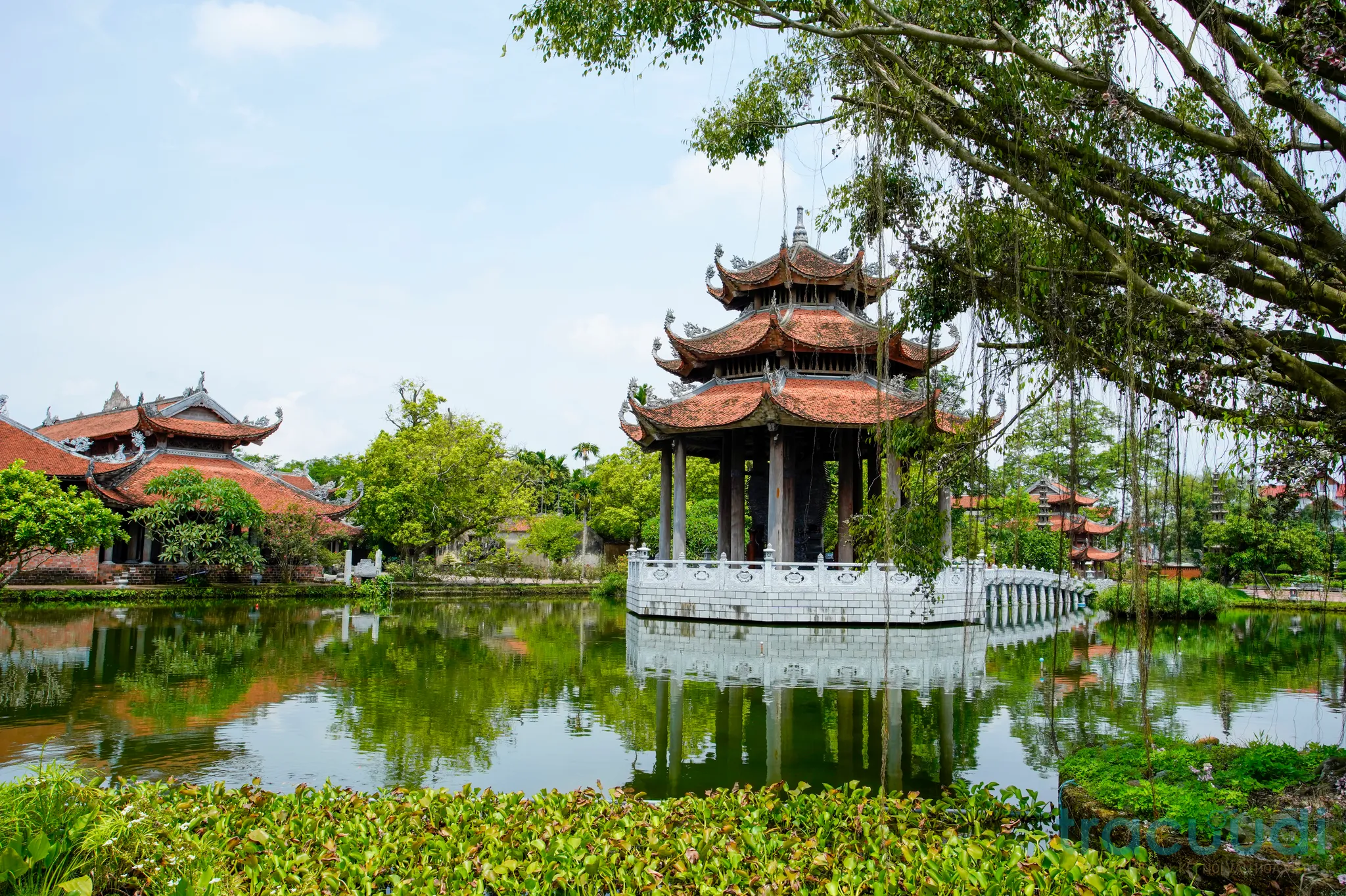 Lầu Quan Âm giữa hồ trong di tích Chùa nôm (Linh Thông Cổ Tự)