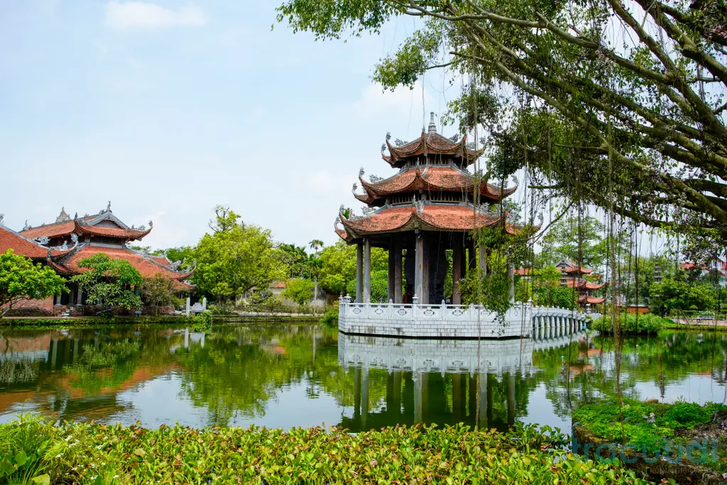 Lầu Quan Âm giữa hồ trong di tích Chùa nôm (Linh Thông Cổ Tự)