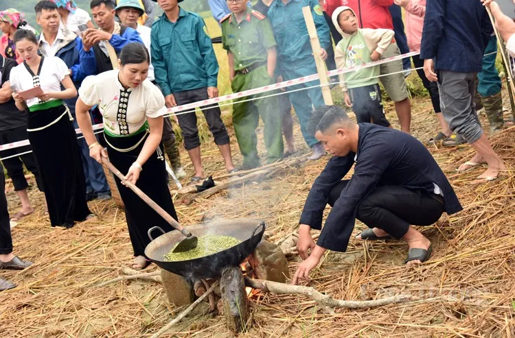 Công đoạn rang lúa tại Lễ hội Cốm