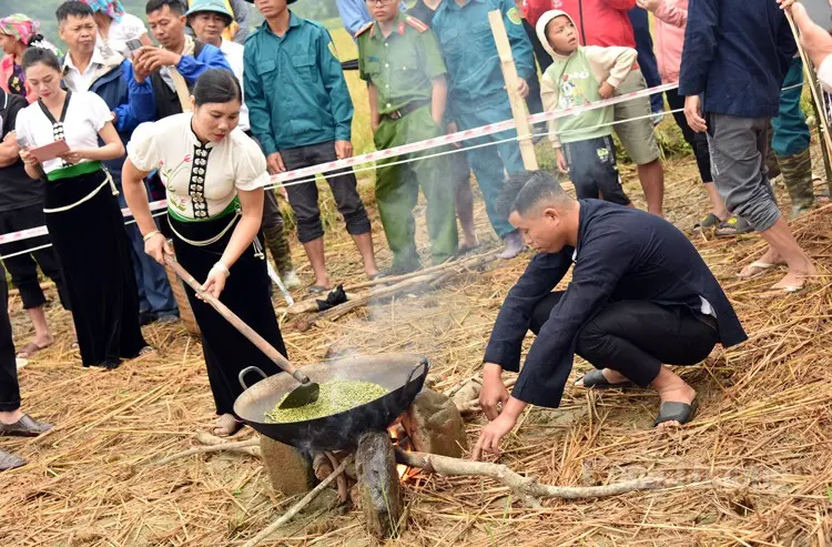 Công đoạn rang lúa tại Lễ hội Cốm