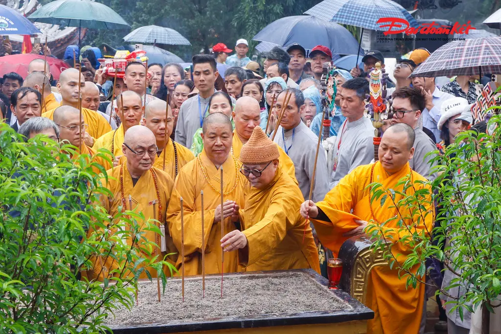 Lễ dâng hương tại Hội Chùa Hương