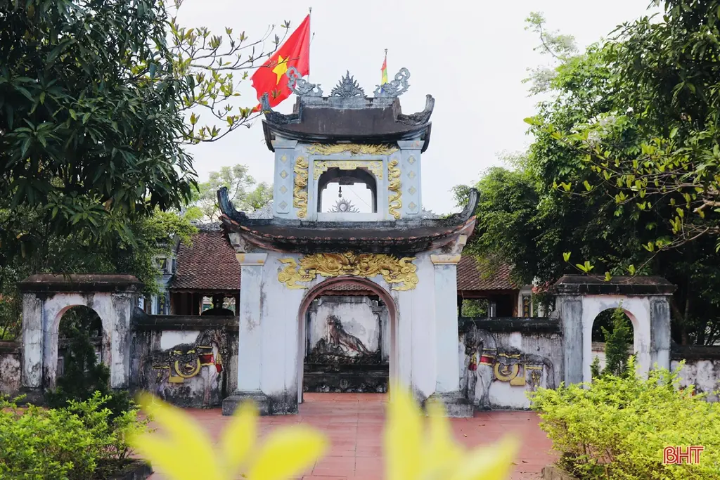 Cổng Đền thờ Nguyễn Biên