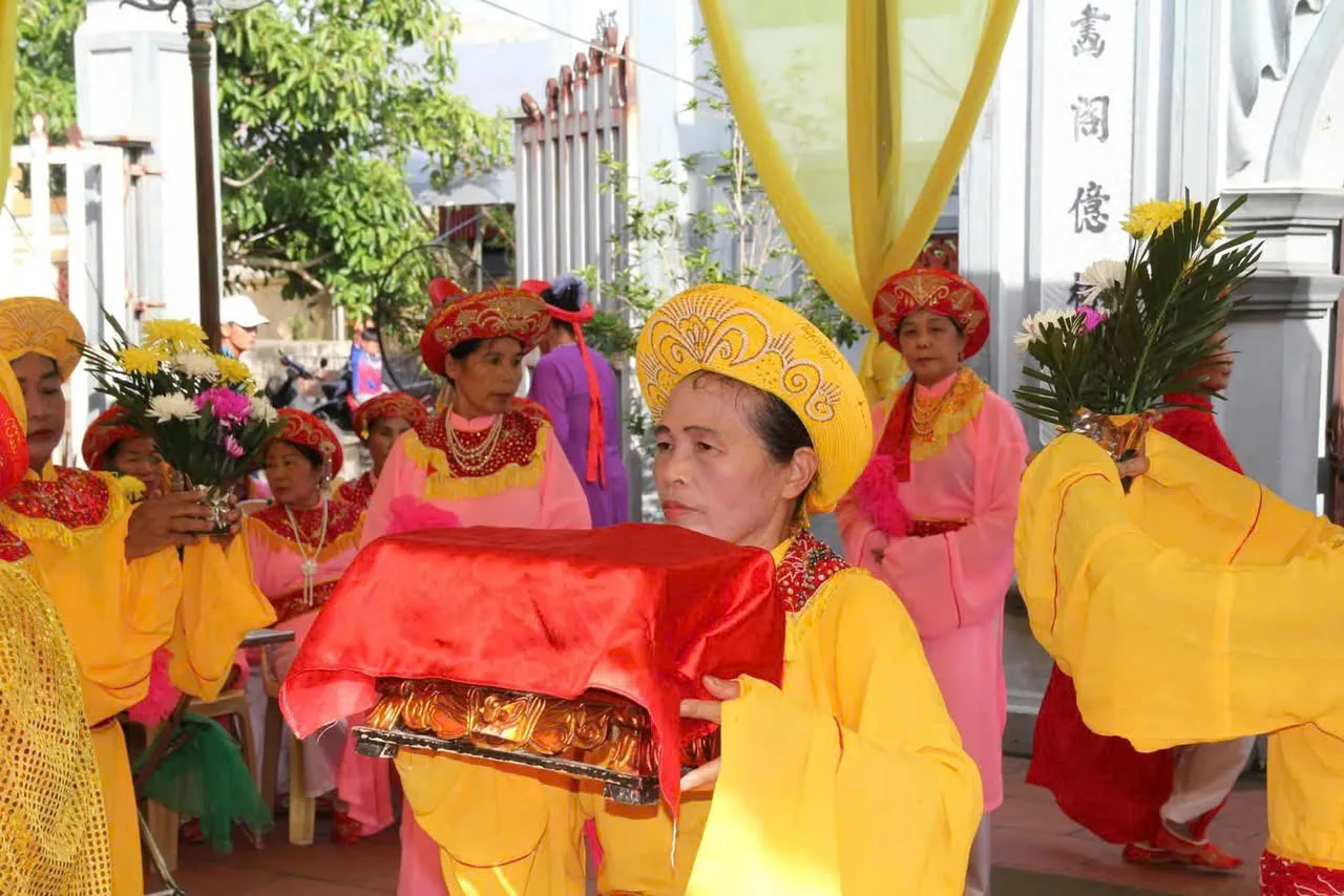 Lễ nghinh sắc tại Lễ hội Đình Làng Lưu Phương