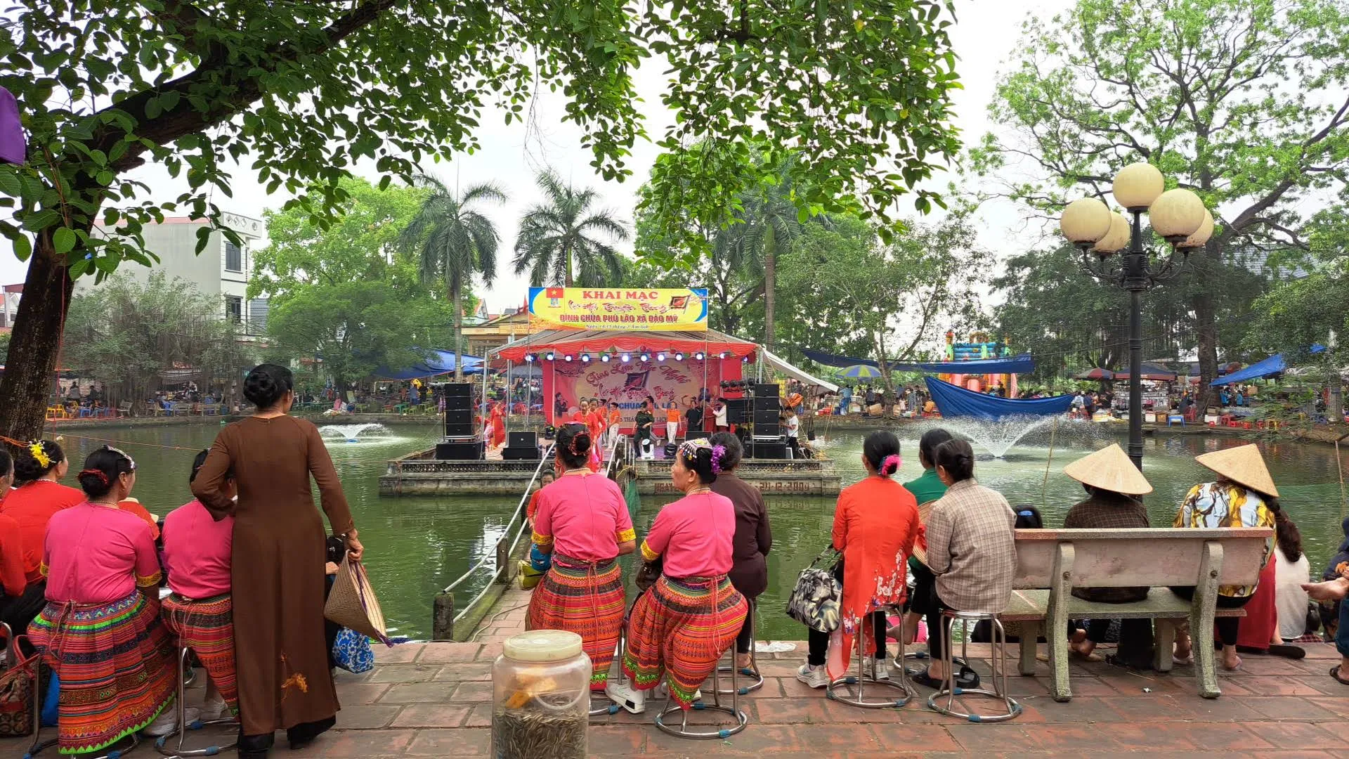 Khung cảnh Lễ hội Đình Chùa Phù Lão