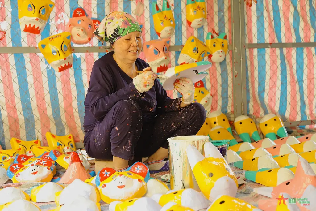 Người dân Làng Ông Hảo trong các công đoạn làm mặt nạ