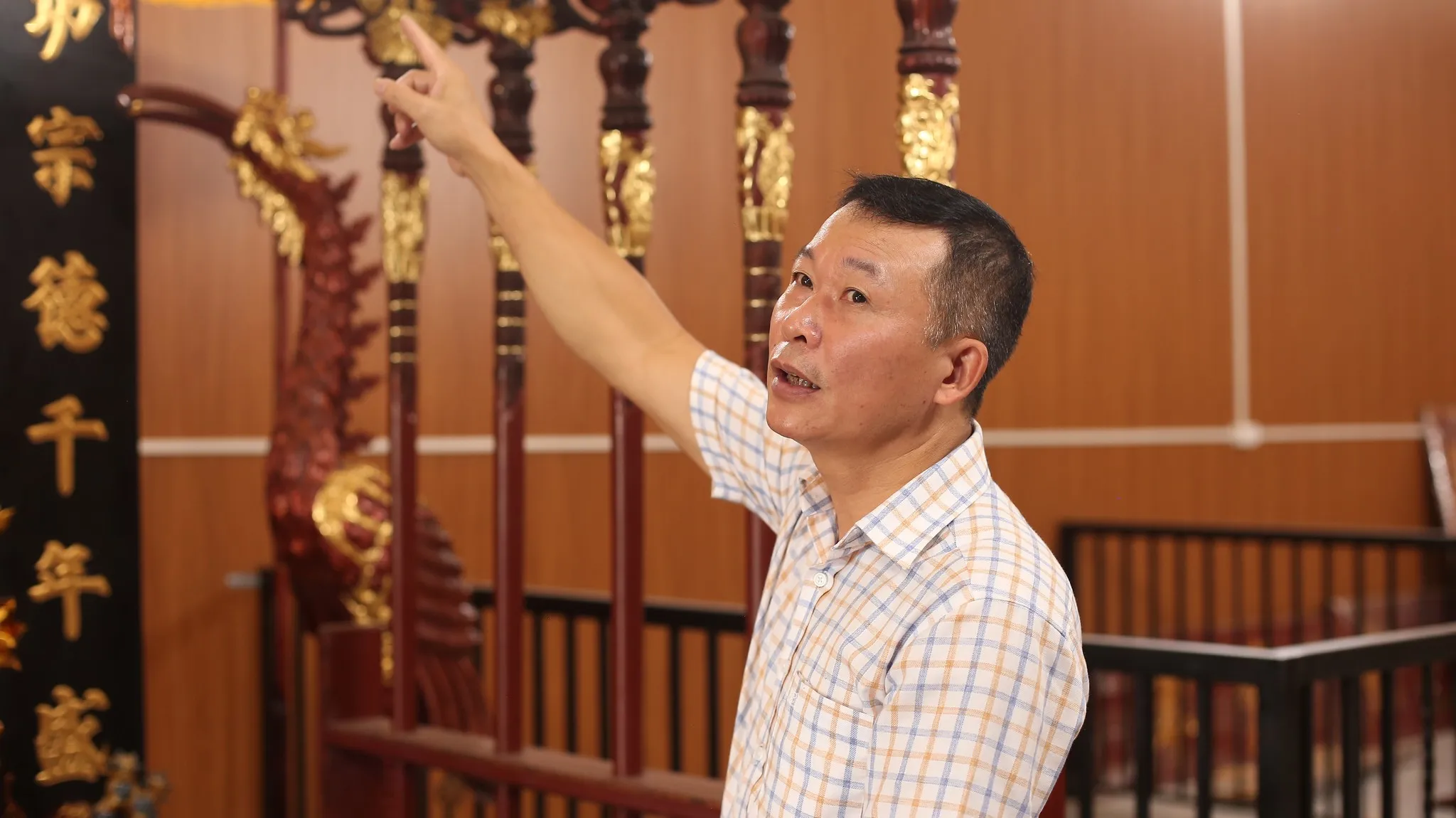 Nghệ nhân Nguyễn Viết Dũng đang giới thiệu sản phẩm tại xưởng của gia đình