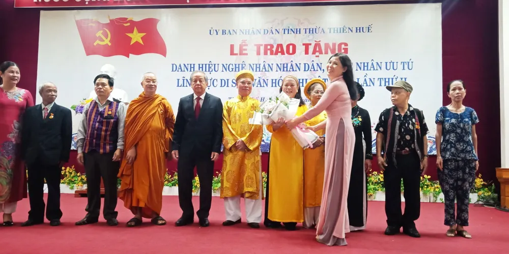 Hoàng Thị Như Huy (đang cầm bó hoa) nhận danh hiệu Nghệ nhân nhân dân