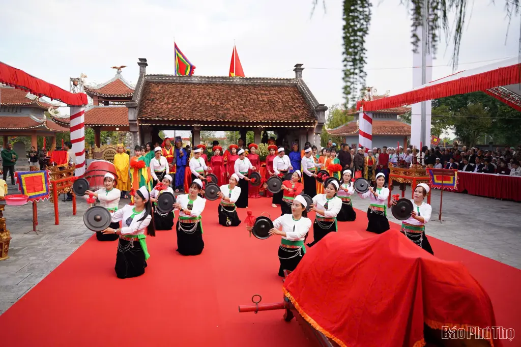 Tiết mục văn nghệ truyền thống tại Lễ giỗ Đức Thánh Mẫu Đinh Thị Đen