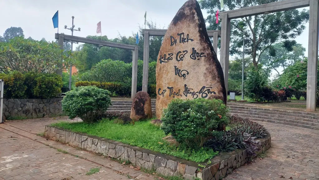 Đá di tích mộ cự thạch Hàng Gòn