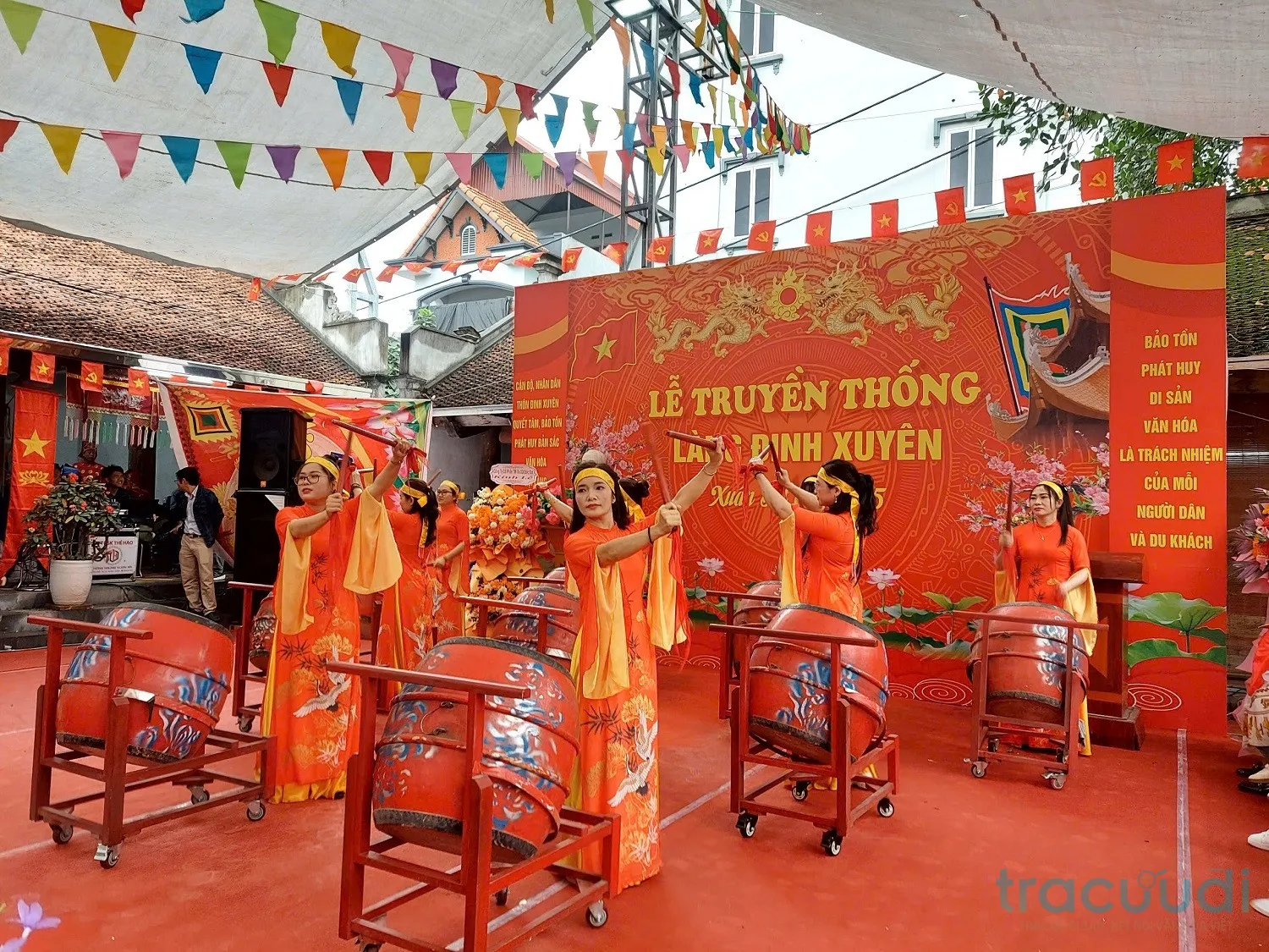 Lễ hội truyền thống tại Đình Đinh Xuyên