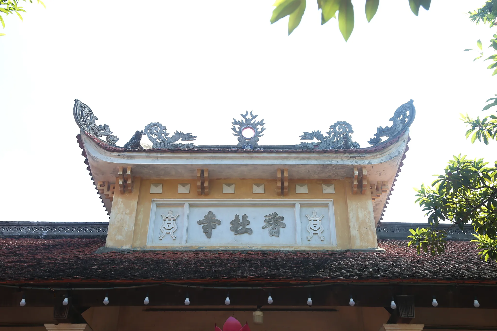 Tên Chùa Hòe Thị (hay Hương Đỗ Tự) trên mái chùa