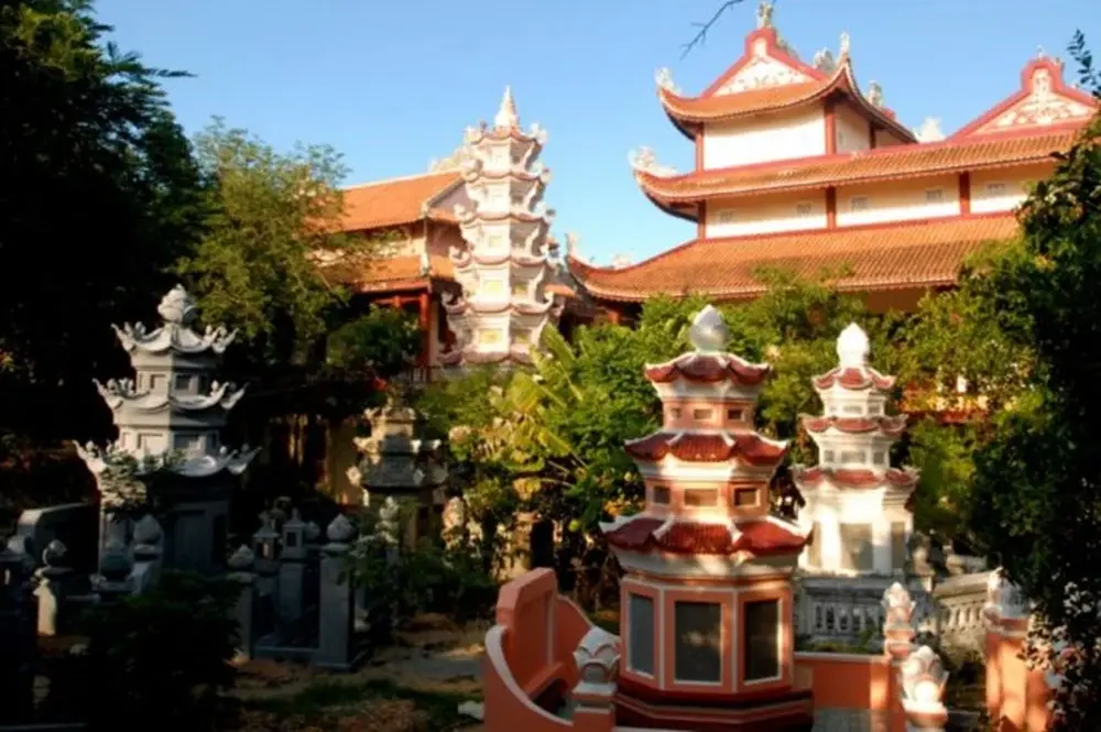 Khuôn viên Chùa Sơn Long