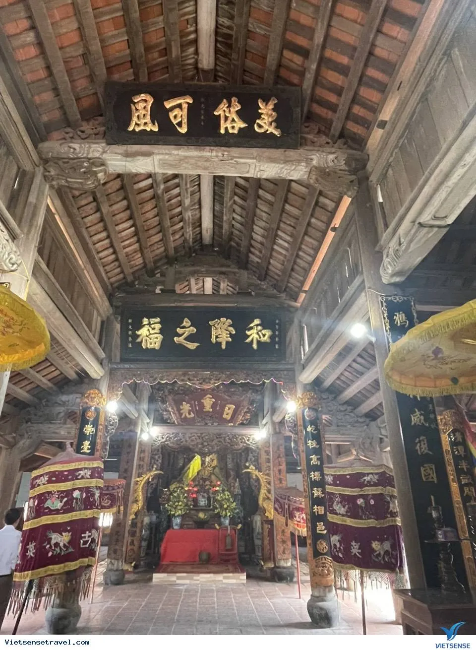 Không gian bên trong Đình Vạn Xuân