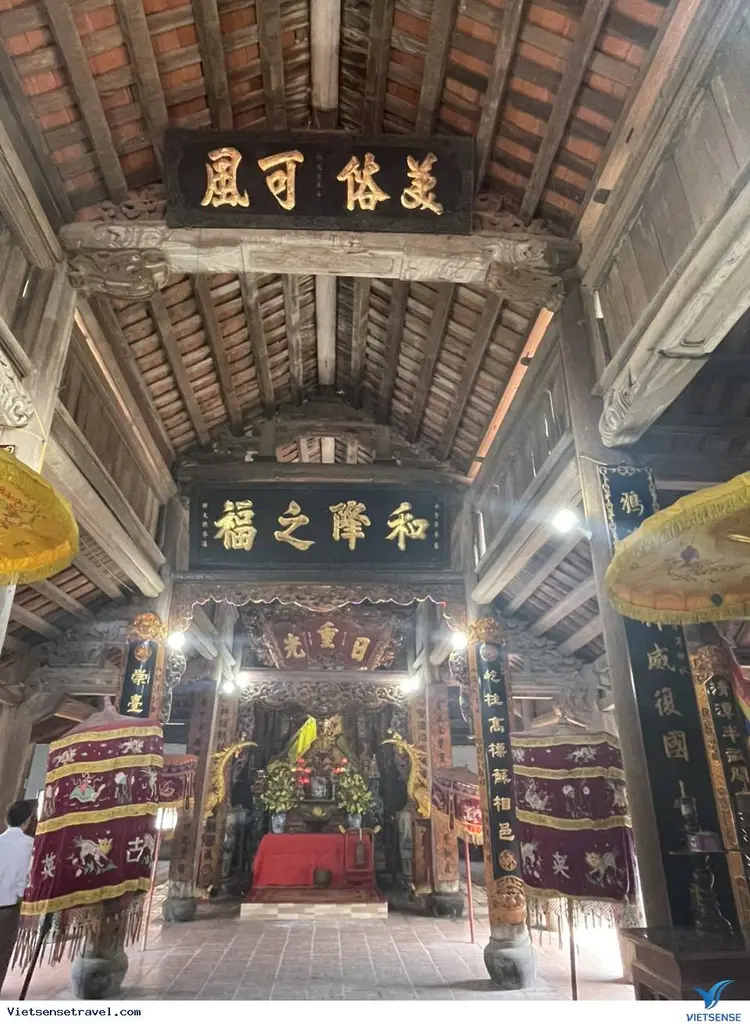 Không gian bên trong Đình Vạn Xuân