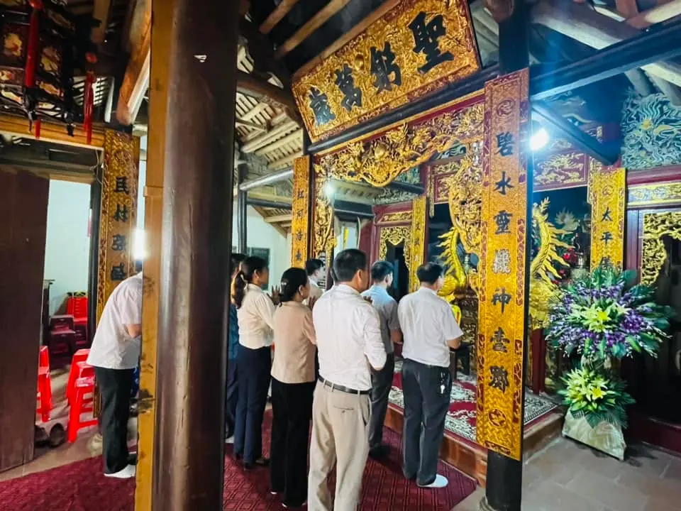 Bên trong Đình Mỹ Giang