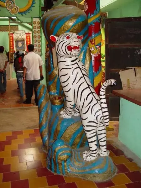 Tượng hổ tại Chùa Đất Sét