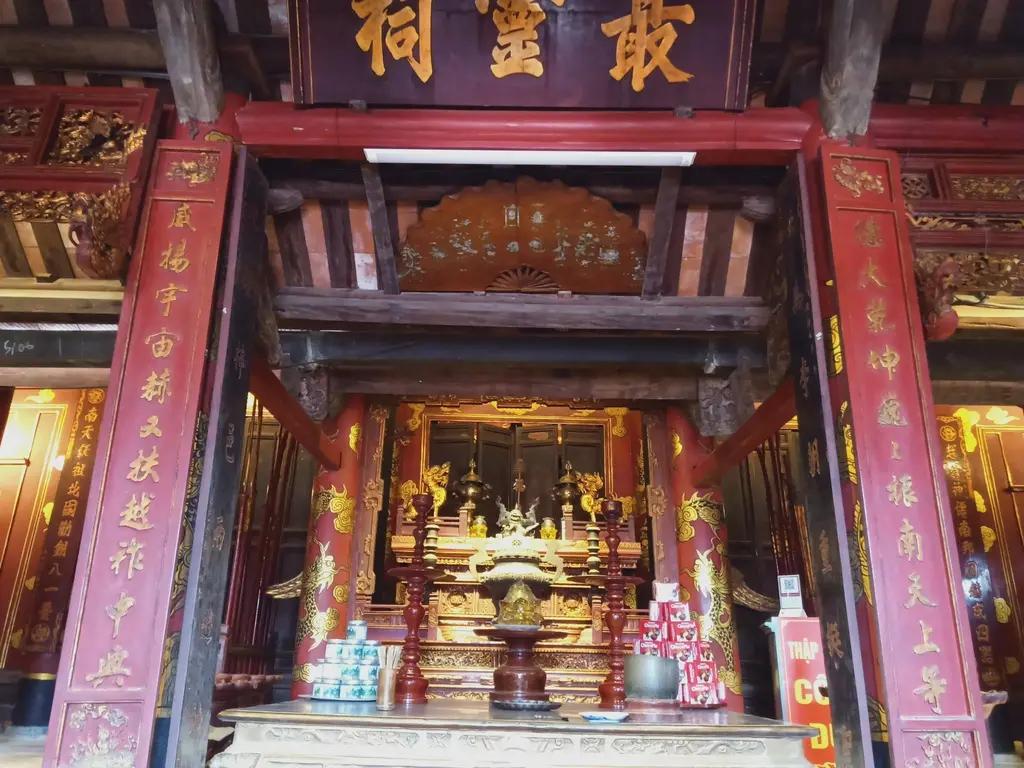 Câu đối trong đền Thánh Nguyễn