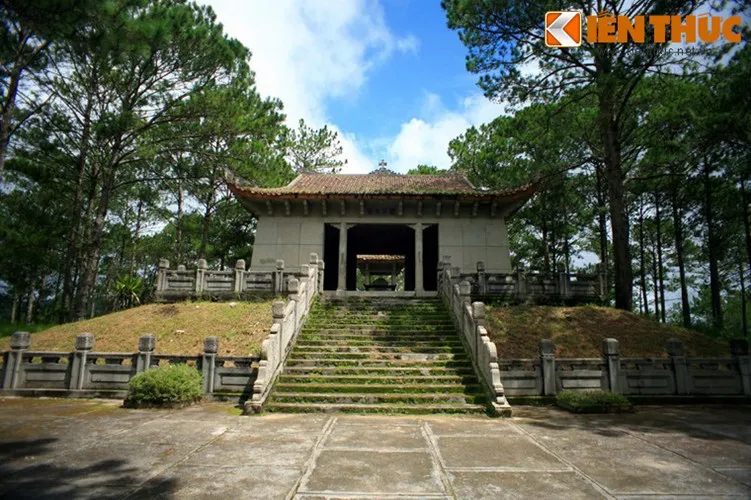 Quang cảnh tại Lăng Nguyễn Hữu Hào