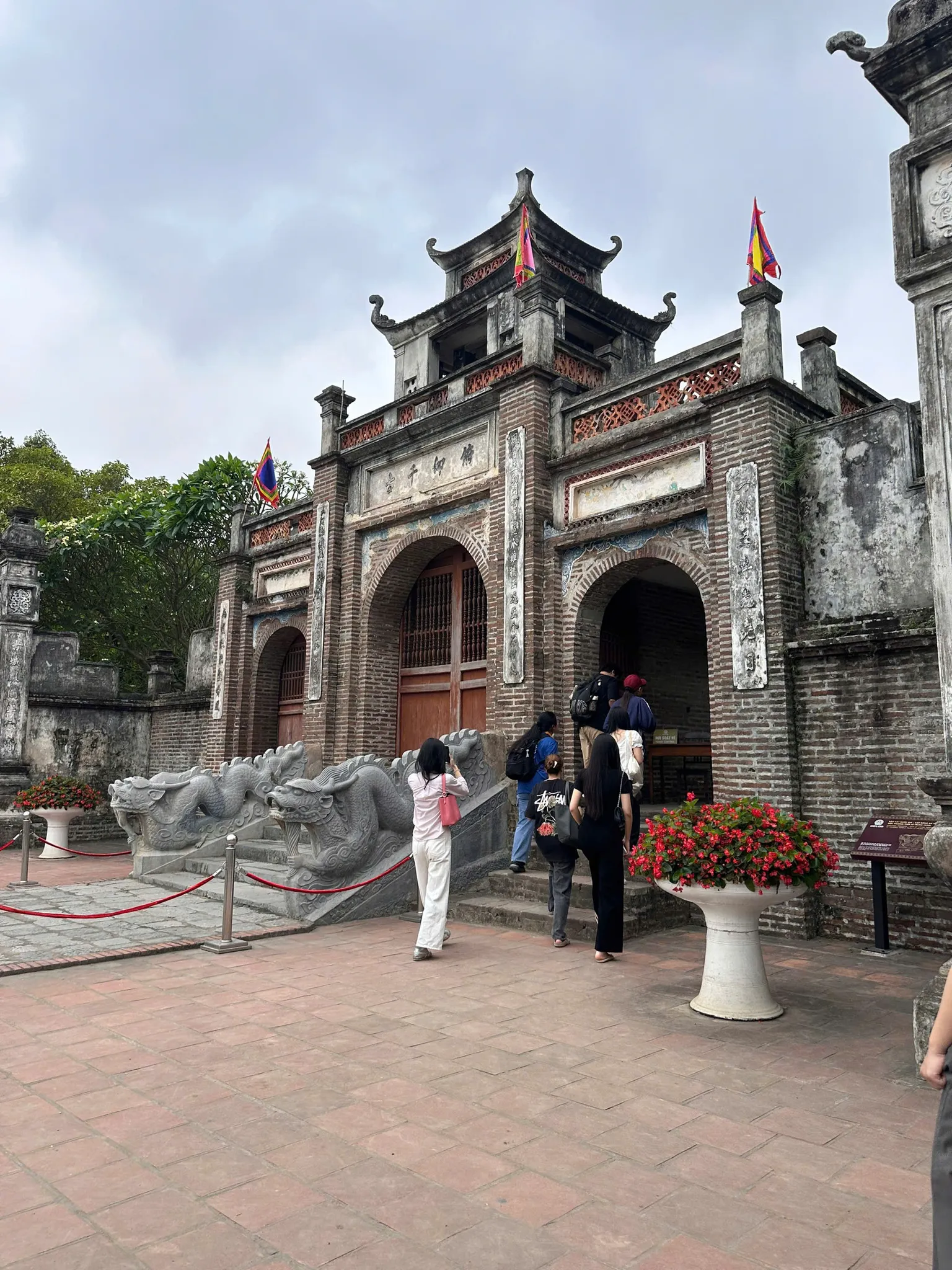 Phía trước cổng Di tích Cổ Loa