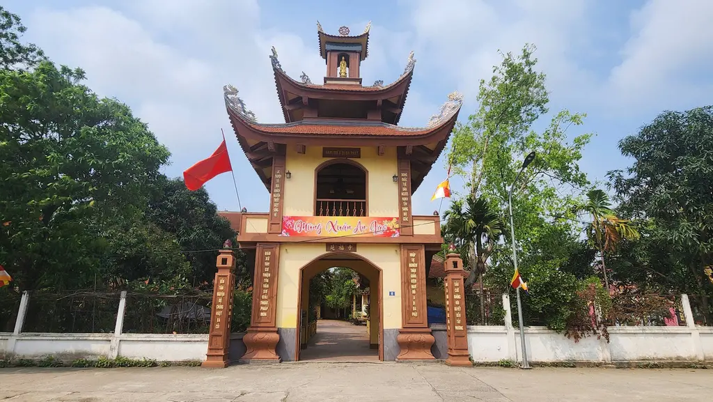 Cổng tam quan Chùa Diên Phúc