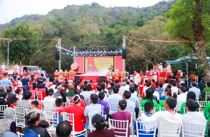 Quang cảnh Lễ hội Từ Thức