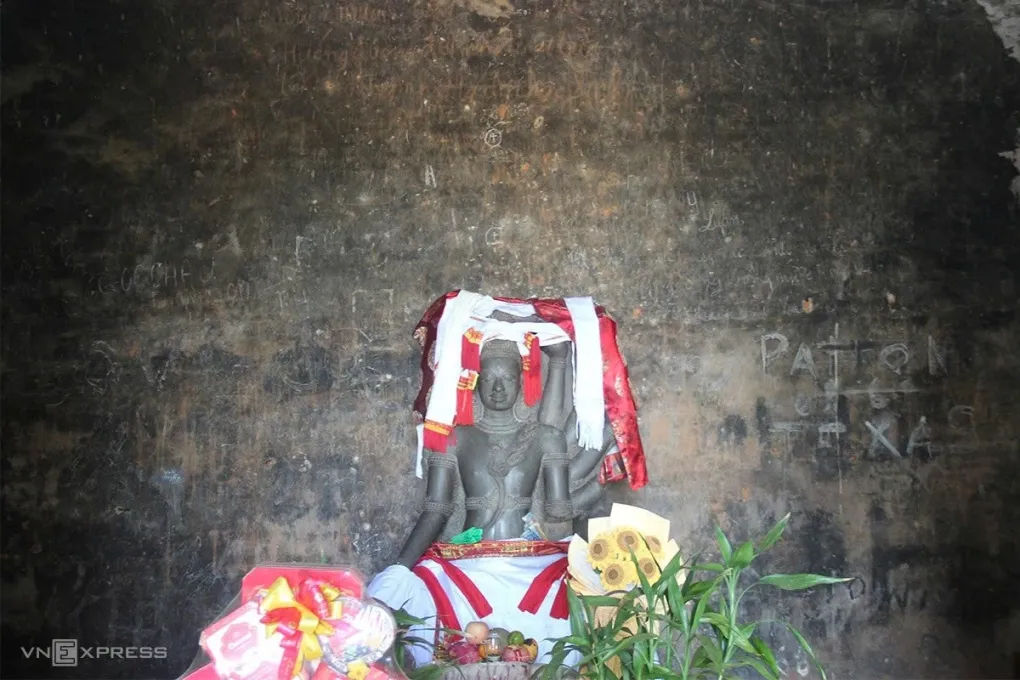 Bản phục chế tượng thần Shiva thờ trong tháp Chính tại quần thể Tháp Bánh Ít