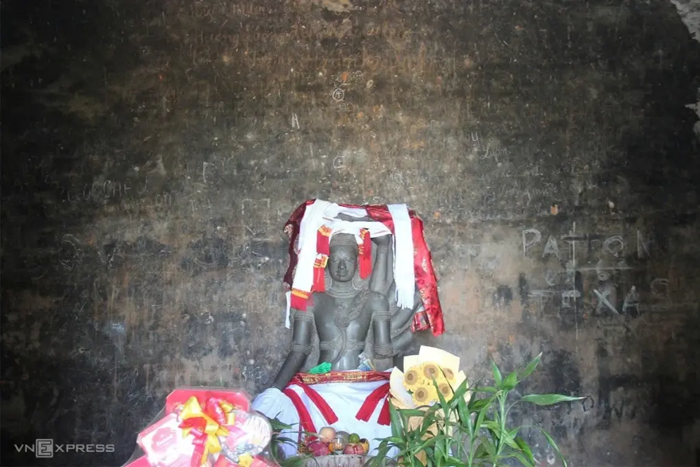 Bản phục chế tượng thần Shiva thờ trong tháp Chính tại quần thể Tháp Bánh Ít