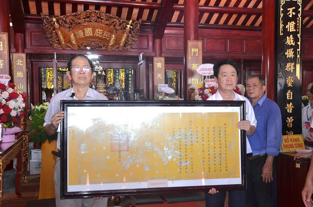 Đại diện tộc họ Bùi trao phụ bản sắc phong thần của Trấn Quốc công Bùi Tá Hán tại Lăng mộ Bùi Tá Hán