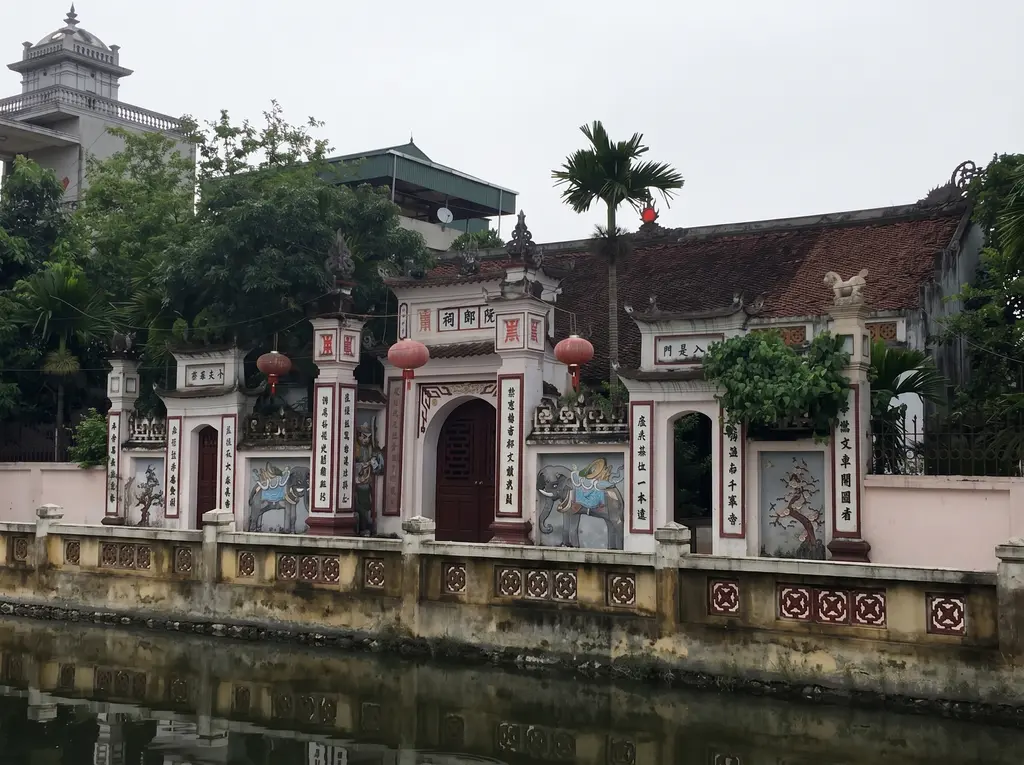 Nhà thờ cụ Nguyễn trãi nhìn từ xa