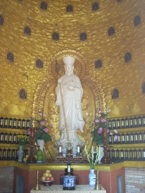 Bên trong Chùa Lò Gạch