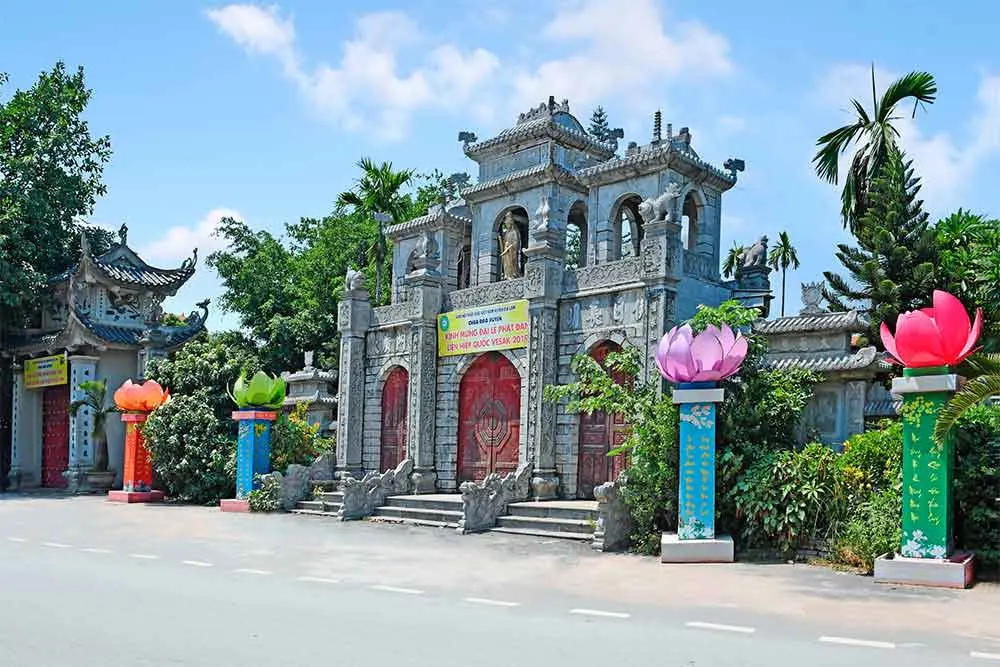Toàn cảnh cổng chùa Tào Xuyên