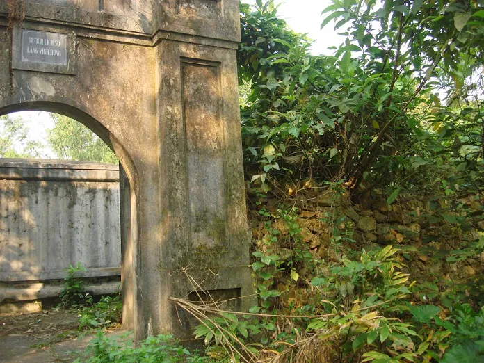 Cổng Lăng Vĩnh Hưng