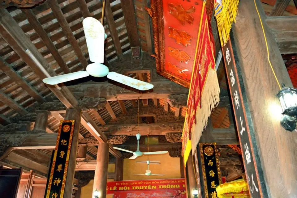 Không gian bên trong Đình Thượng Phúc