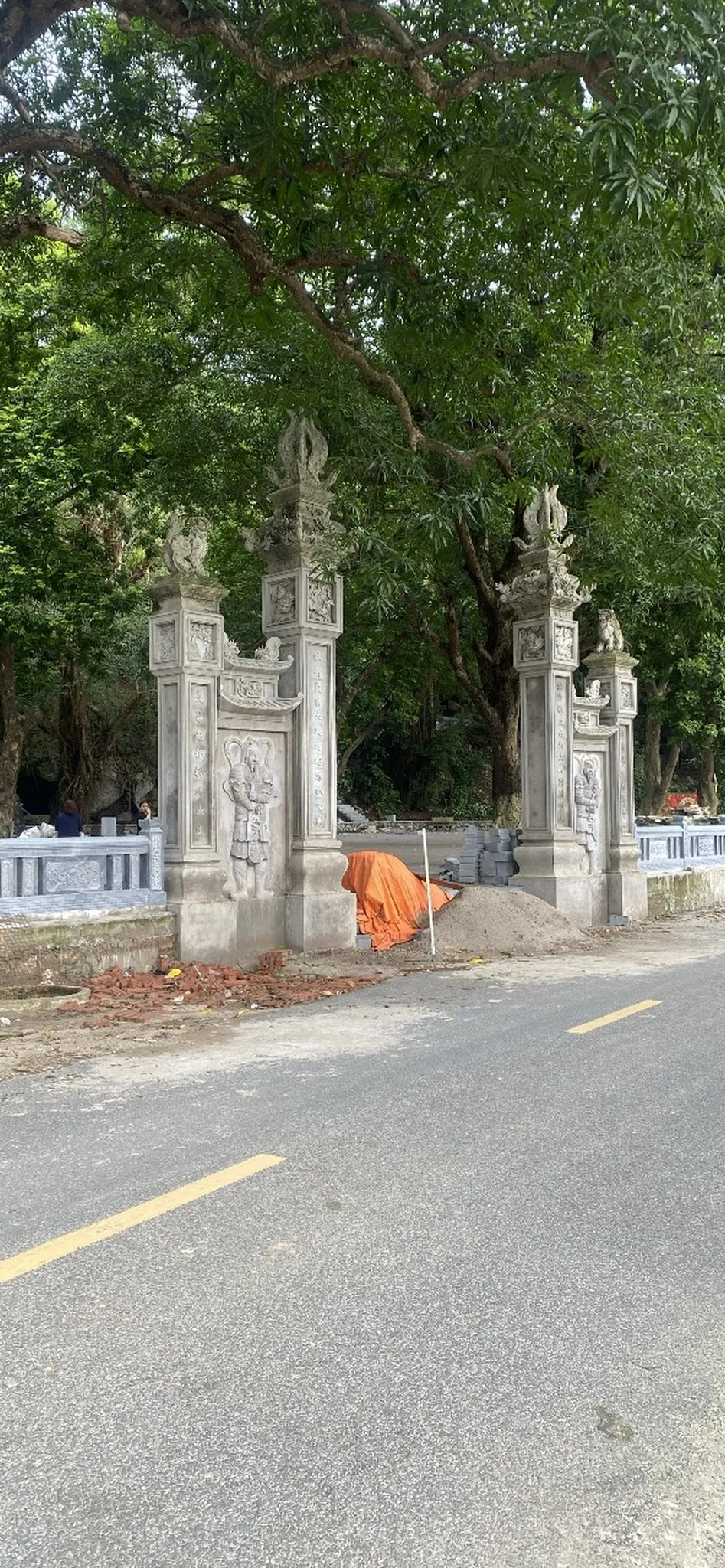 Cổng vào Chùa Trầm