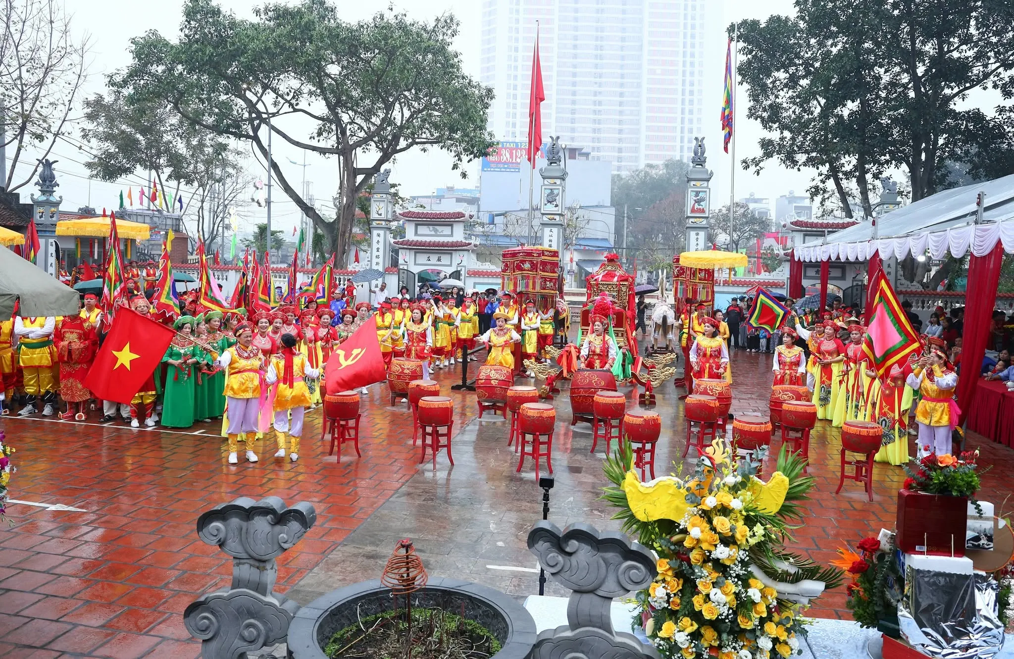 Quang cảnh Hội làng Đông Trù
