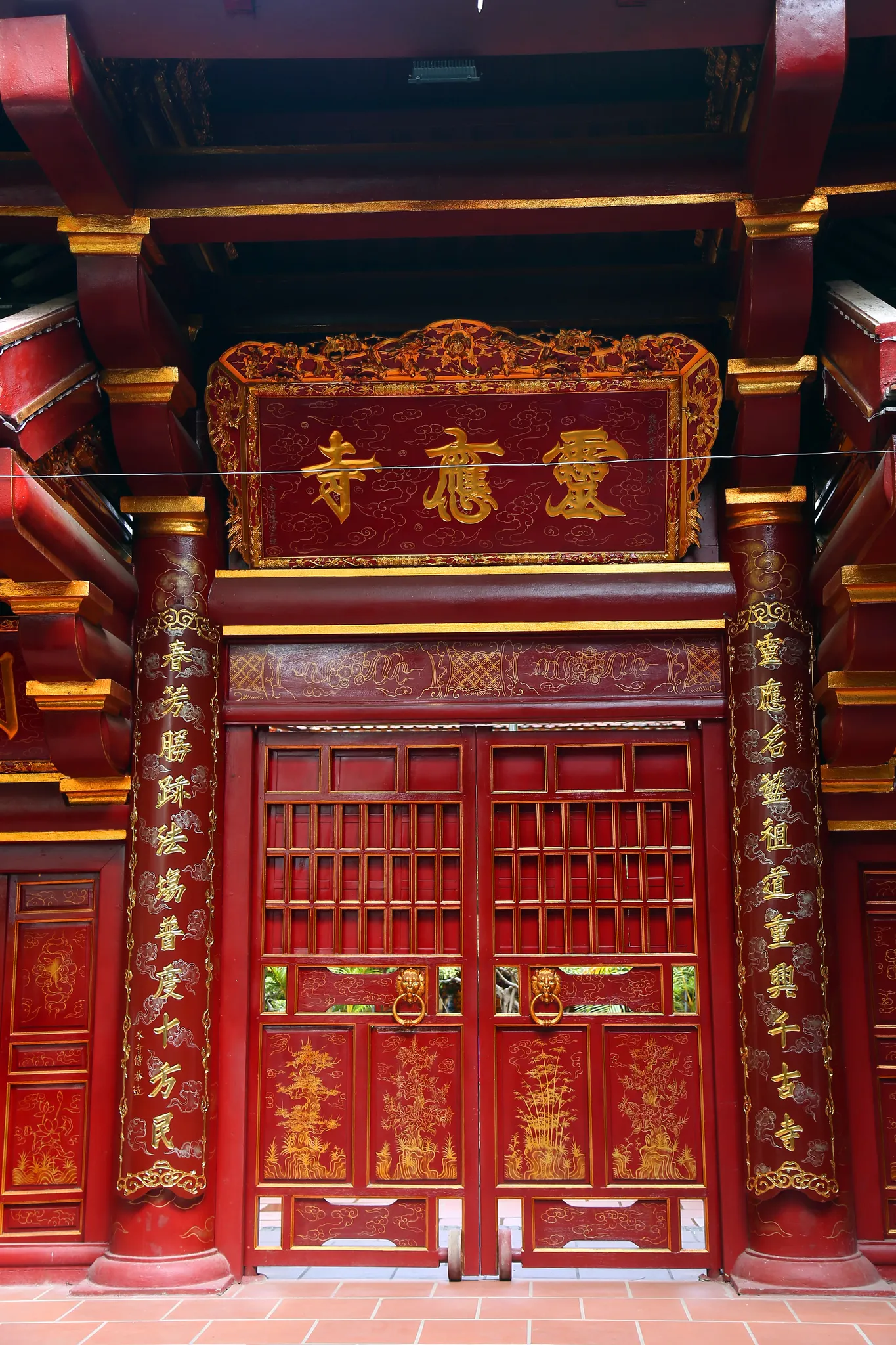 Cổng Chùa Linh Ứng (Chùa Thị Cấm) nhìn gần