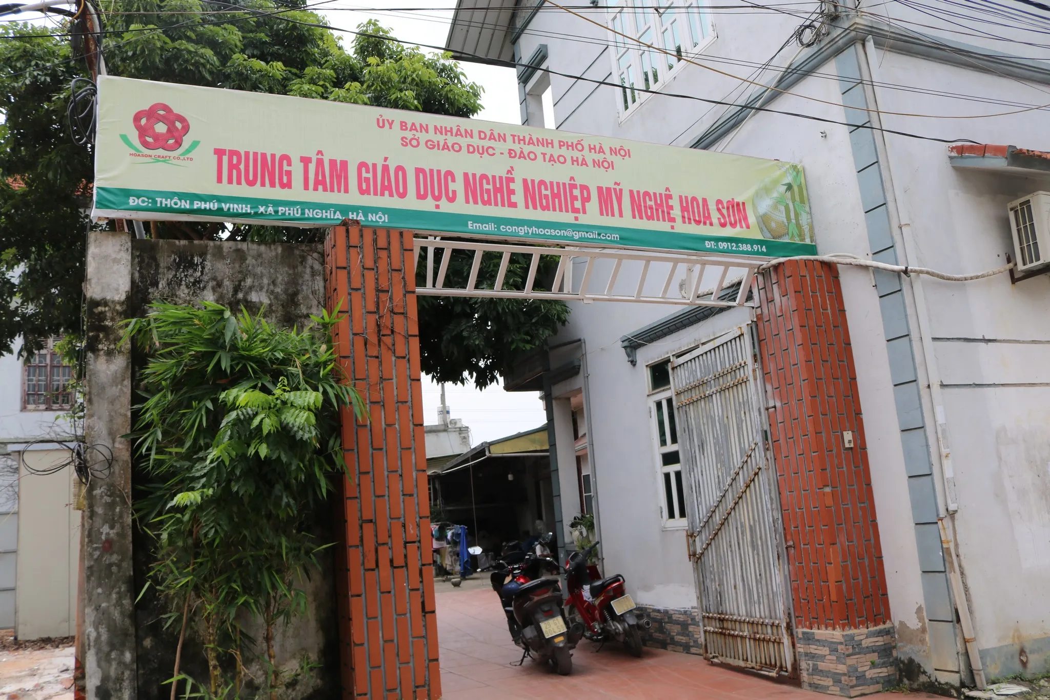 Cổng vào nhà Nghệ nhân nhân dân Nguyễn Văn Trung