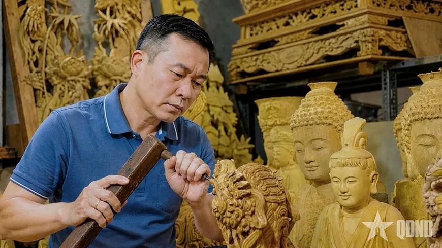 Nghệ nhân Nguyễn Viết Dũng luôn tỉ mỉ trong từng tác phẩm