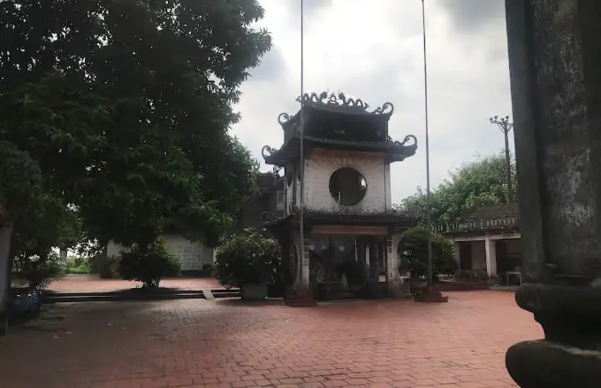 Bên ngoài Chùa Bạch Hào